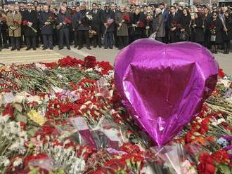 Diplomati zo 130 krajín si uctili pamiatku obetí teroru pri Moskve. Putin smúti po svojom, odkázal Peskov