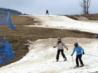 Na lyžiarskych tratiach by mohla byť prilba povinná až do 18 rokov, navrhujú poslanci SNS