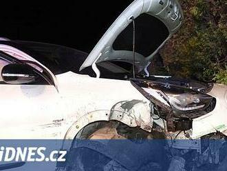 Osmnáctiletá řidička způsobila škodu téměř za milion, s autem skončila v plotě
