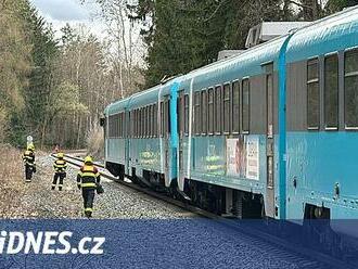 V Kladně srazil vlak nezletilou dívku, se zraněnou hlavou musela do nemocnice