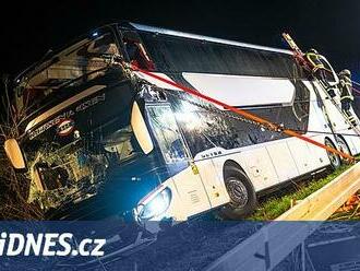 Na západě Německa boural autobus se studenty, 21 z nich se zranilo