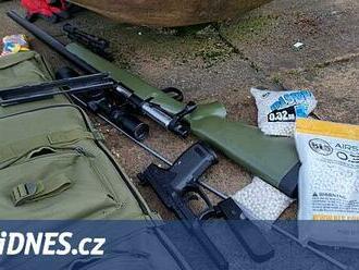 Opilci v Brně děsili lidi v parku airsoftovou pistolí a puškou