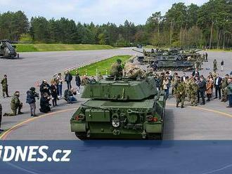 Země NATO smí na Ukrajinu, Alianci tím nezapojí do války, tvrdí Bundestag