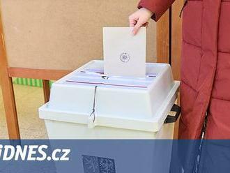 Korespondenční hlas by volič mohl „přebít“ osobně u urny, navrhují politici