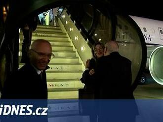 VIDEO: Libanonský premiér si spletl Meloniovou. Na schodech letadla políbil asistentku