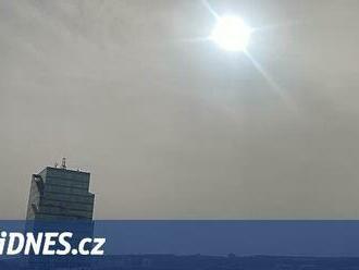 Saharský prach zůstane v Česku do pondělí. Zhoršuje vzduch, snižuje teploty