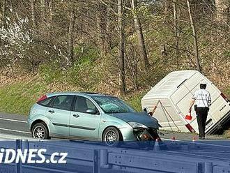 Dvě auta se střetla na silnici u Benešova, řidič dodávky nadýchal tři promile