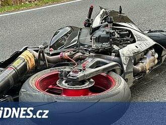 U Nové Rabyně na Benešovsku narazil motorkář do svodidel, nehodu nepřežil