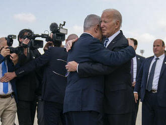 Vyjadruje obavy z ofenzívy. Biden však potichu schválil Izraelu ďalšiu dodávku bômb a stíhačiek za miliardy