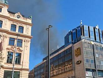 Na Václavskom námestí horelo, dym bolo vidieť z celej Prahy