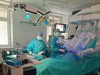 Keď chirurg vôbec nemusí stáť nad operovaným pacientom... Na Slovensku vzniklo nové centrum robotickej chirurgie