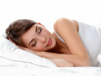 Je zdravšie spať na ľavom či pravom boku? Ktorý by mali uprednostniť kardiaci, astmatici či ľudia s refluxom