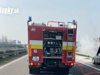 AKTUÁLNE Na diaľnici D1 horí auto! Na mieste zasahujú hasiči aj polícia