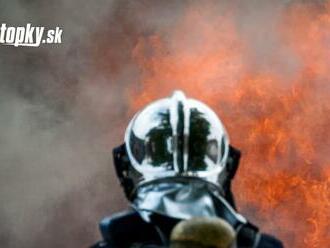 V Žarnovici zasahujú hasiči: Horí továreň na výrobu umelých kvetov