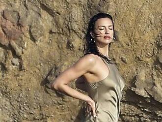 Úchvatná modelka Irina Shayk: Priliehavé šaty nenechali nič na fantáziu!