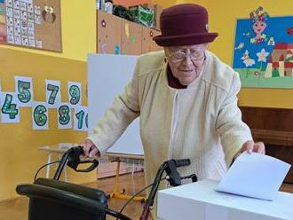 101-ročná pani Meta Eleonóra prišla voliť pešo: Nevynechala som ani jedny voľby!