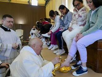 Pápež umyl nohy väzenkyniam v rímskej väznici: Niektoré to nezvládli a rozplakali sa