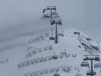 Peklo na lyžovačke: Vietor metal kabínami lanovky, jeden človek to nezvládol! VIDEO naháňa strach