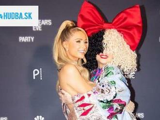 Dospievanie v centre pozornosti: Paris Hilton a Sia predstavili Fame Won't Love You