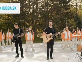 Kapela Sám Sebou predstavuje tanečný videoklip k novinke Prisahám