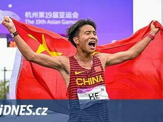 Darované vítězství neprošlo. Čínský atlet přišel o triumf v půlmaratonu