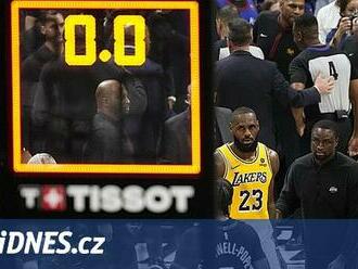 Lakers prohráli střelou v poslední sekundě, Jamese naštval videorozhodčí