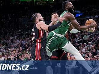 Basketbalisté Miami uspěli v Bostonu i díky rekordním třiadvaceti trojkám