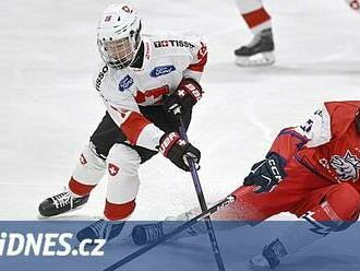 Hokejová osmnáctka zahájila MS vítězně. Švýcarsko porazila 3:0