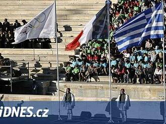 Řečtí a francouzští sportovci si v Aténách předali olympijskou pochodeň