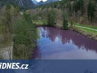 VIDEO: Bavorské jezero se zbarvilo do fialova, turisté ho berou útokem