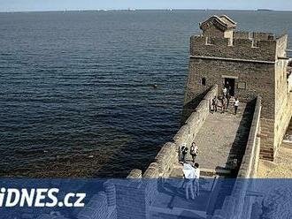 Velká čínská zeď začíná dračí hlavou v moři. K vidění je v Laolongtou