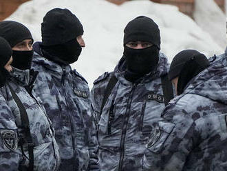 Vzácny verdikt: Ruský súd priznal miliónové odškodné pozostalým po obete policajného mučenia
