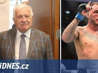 GLOSA: Václav Klaus a mlátička z MMA vzhlížejí ke stejnému muži