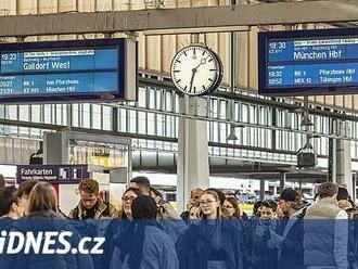Německá nádraží dávají spát ukazatele odjezdů vlaků, spoří jim tak energii