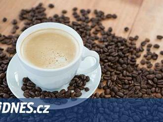 Bezkofeinová káva dobývá svět. Dřívější skepsi nahradil rostoucí zájem