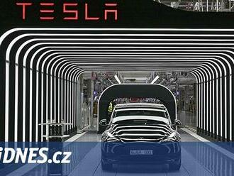 Tesla hlásí pokles tržeb i zisku, urychlí výrobu cenově dostupnějších vozů