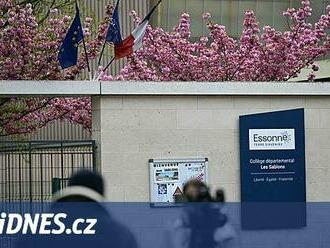 Šokovaná Francie. Maskovaní útočníci u školy „zmasakrovali“ 15letého hocha