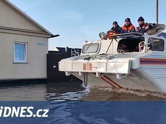 Voda z protržené hráze v ruském Orsku zaplavila přes 2400 domů