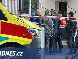 Po napadení v autoservisu v Řepích zemřel muž, druhého policisté zadrželi