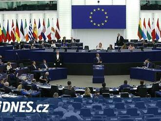 Europoslanci prodloužili volný obchod s Ukrajinou, unijní farmáře více ochrání