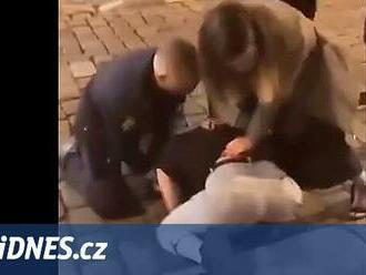 Opilá policistka, která zaklekla dívku před klubem, nijak potrestaná nebyla