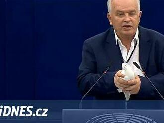 VIDEO: Slovenský pravičák vypustil nad hlavou europoslancům holubici míru