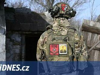 Dva ruští vojáci se doznali k trojnásobné vraždě na Ukrajině