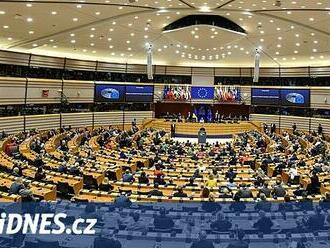 PŘEHLEDNĚ: Češi vyberou 21 europoslanců. Kandiduje i Mourek s mimozemšťany