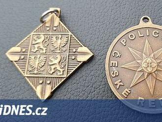 Medaile z policistova hrobu nosil zloděj jako ozdobu klíčenky. Odhalila ho DNA