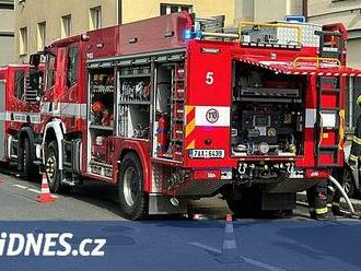 Při požáru v bytovém domě v Praze zemřel člověk, na místo vyrazil i speciál Fénix