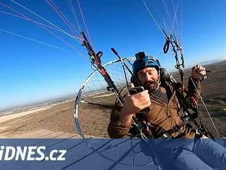 VIDEO: Paraglider se zřítil ze třiceti metrů na poušť. Sám si zavolal záchranku