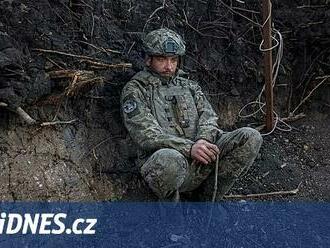 Ukrajinská armáda na frontě postupně míří k bankrotu, varuje analytik