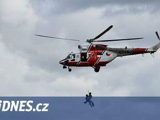 Záchranáři měli ve vzduchu naráz tři vrtulníky, zasahovali i na hoře Říp