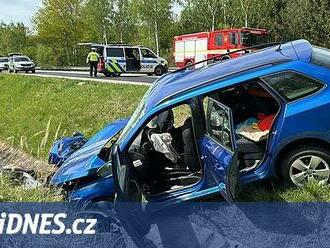 U Votic se srazila tři auta, ženu záchranáři letecky transportovali do Prahy